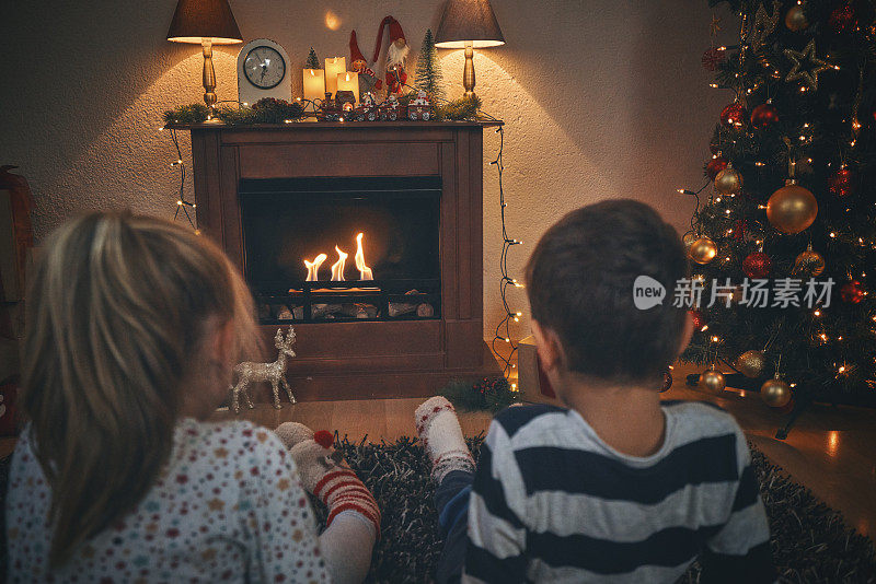 孩子们坐在客厅里，沉浸在温馨的圣诞气氛中