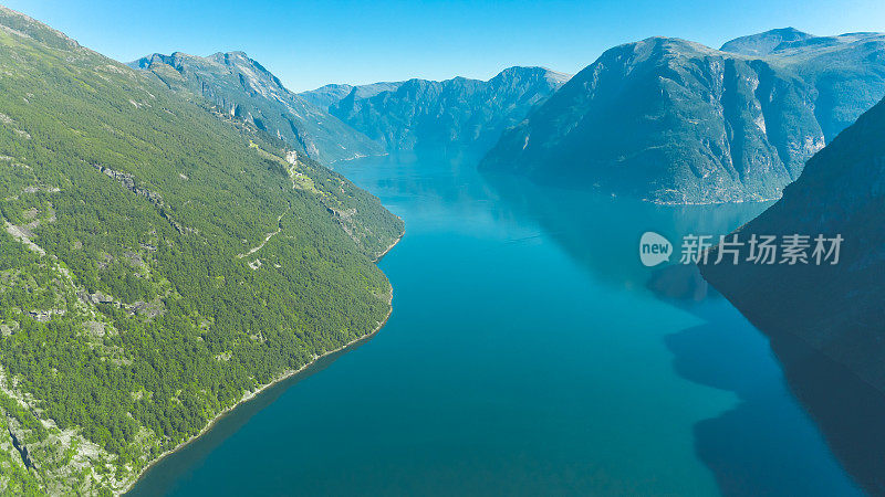 空中飞过盖兰格峡湾宁静的水面，背景是群山