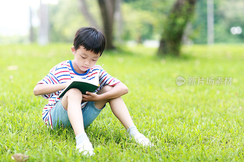 小男孩在看书