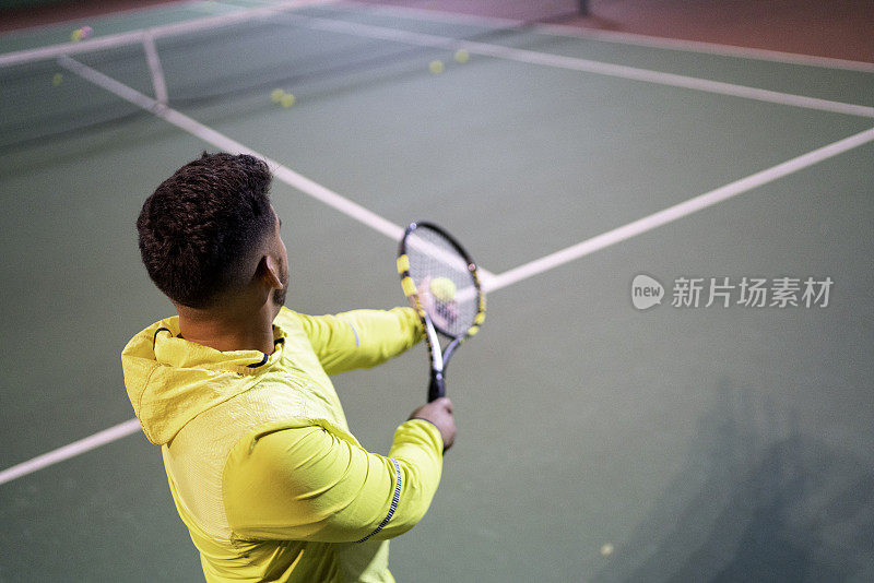 男子在练习网球时发球