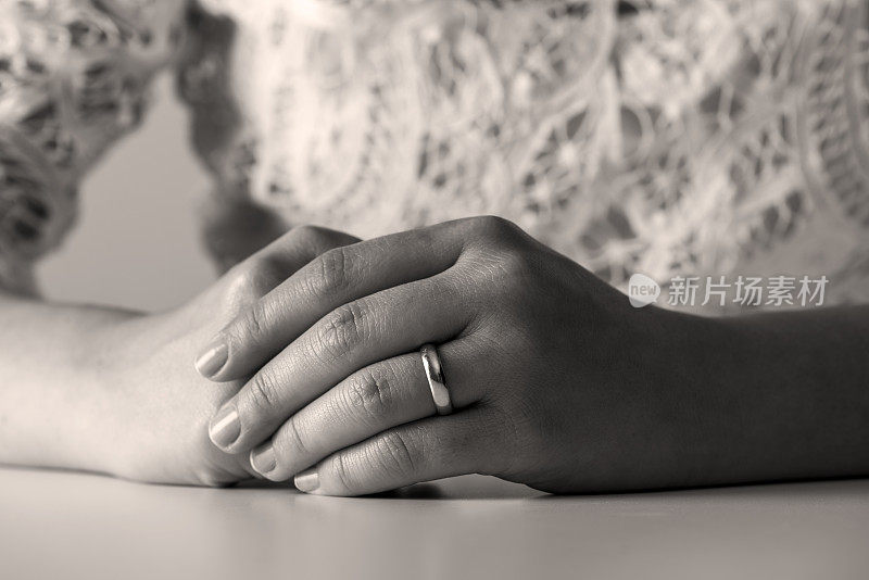 女人的手与订婚戒指