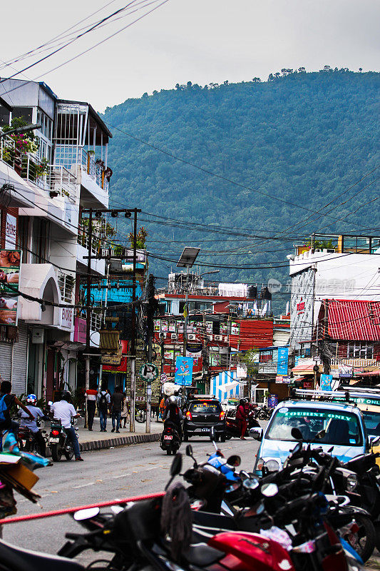 繁忙的街道博卡拉，尼泊尔显示出不断增长的人口和未管理的发展。