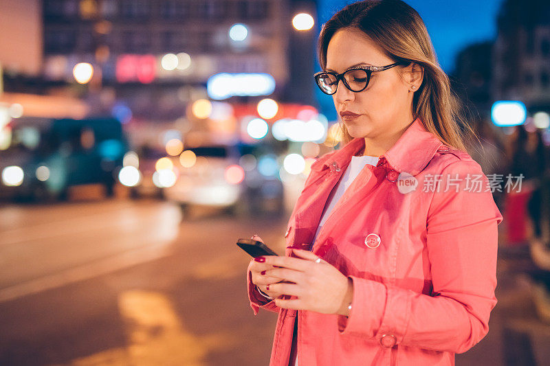 一个女人在等出租车