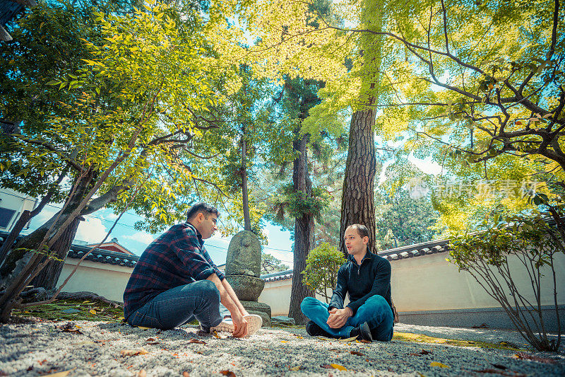 两个微笑的男人在寺庙里放松