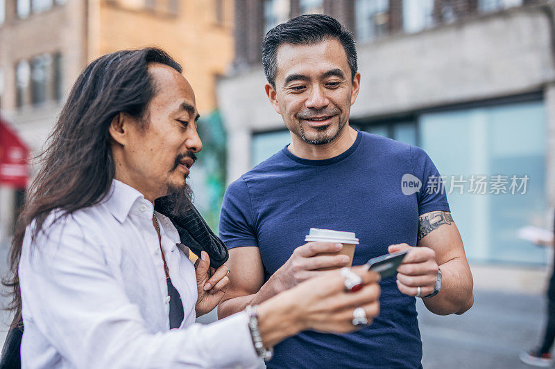 两个中国男人在城里