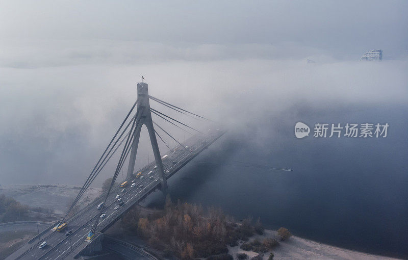桥和雾的鸟瞰图