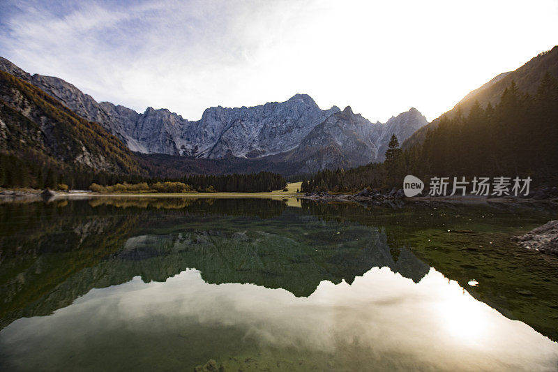 秋季景观与湖和山