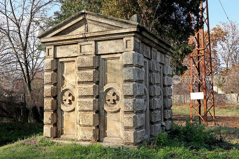 公共墓地里的古老墓穴