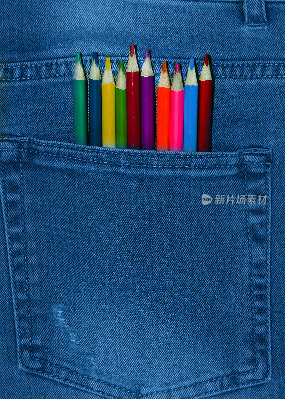 牛仔裤是蓝色的经典颜色。杜松子酒的口袋里插着铅笔。