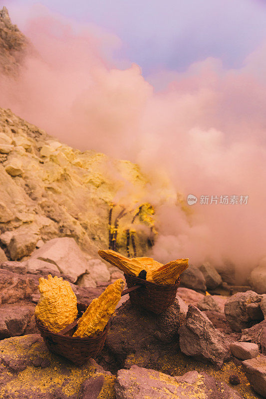 色彩斑斓的日出在美丽的火山口湖，火山和硫磺蒸汽在伊真，东爪哇，印度尼西亚