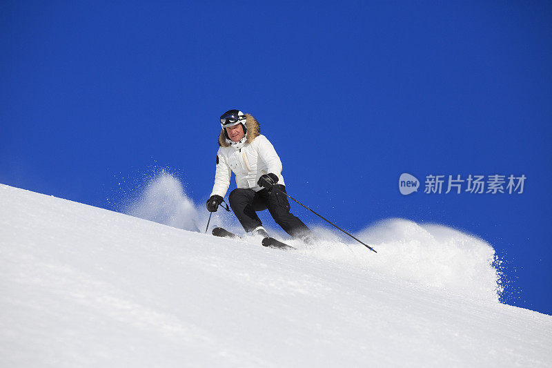 业余冬季运动高山滑雪。男子滑雪者在阳光明媚的滑雪场滑雪。高山雪景。阿尔卑斯山，欧洲，意大利。