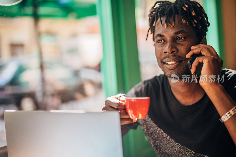 在咖啡店里一心多用的男人