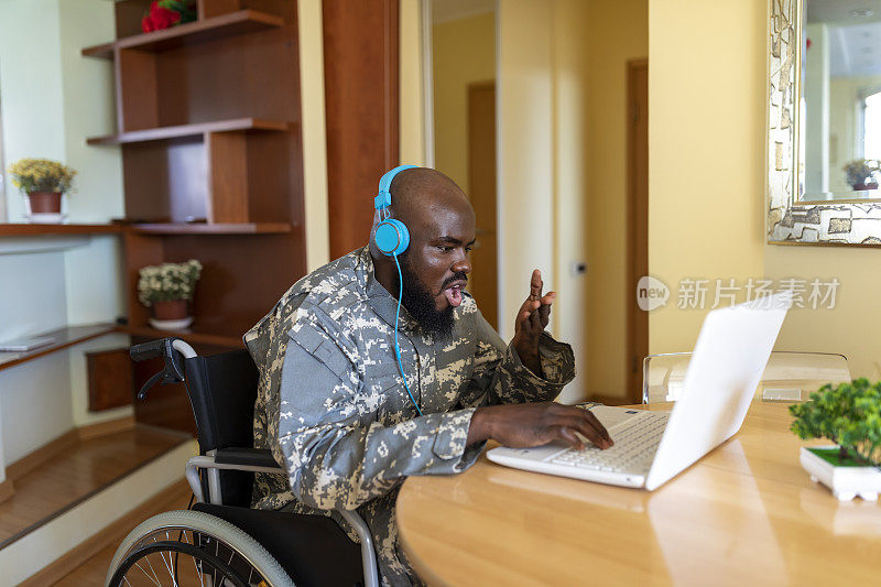 残疾非洲老兵在他的笔记本电脑上进行视频通话