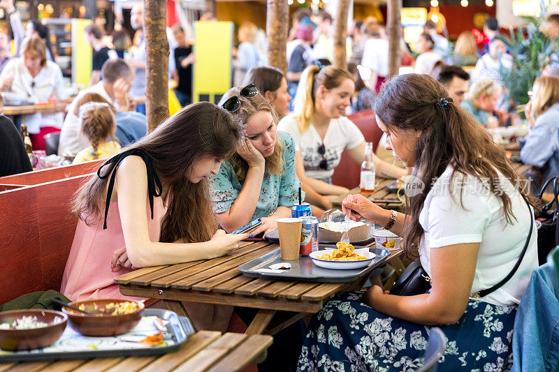 Vasileostrovskiy食品市场。人们在夏日的露天咖啡馆吃午餐，在街上庆祝夏日节日。Сhat和街头小吃