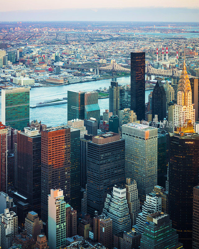 鸟瞰曼哈顿中城地区纽约纽约市反射