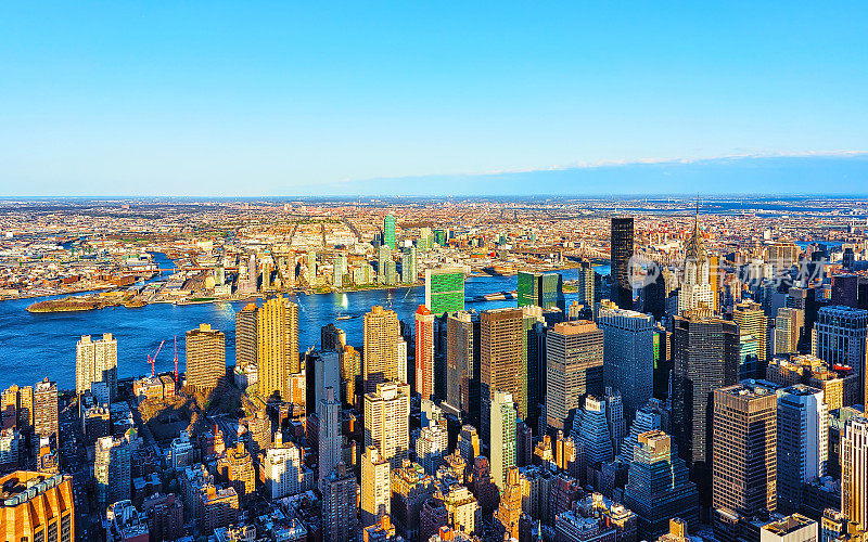 曼哈顿中城和长岛城的鸟瞰图反射