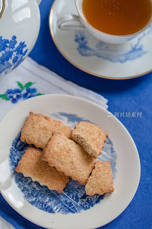 蓝色背景上的饼干杯