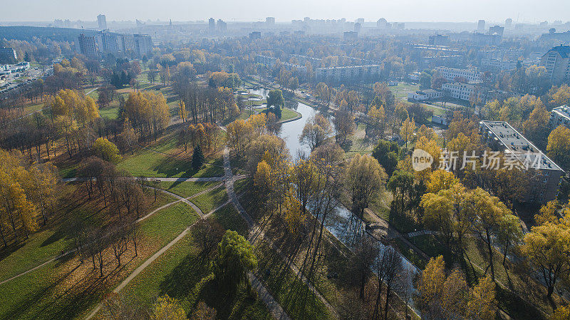 在阳光明媚的秋日里，东欧白俄罗斯首都明斯克鸟瞰城市公园，五彩缤纷的秋叶、水道和湖泊。