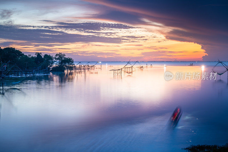 宽镜头美丽的风景日落热带海滩海在泰国南部亚洲