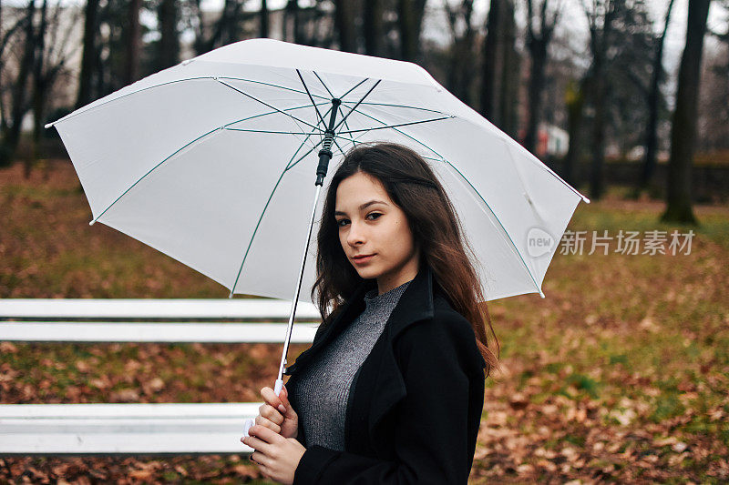 美丽的年轻女子享受着雨天