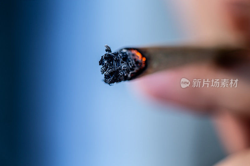 极端特写燃烧大麻联合-股票照片