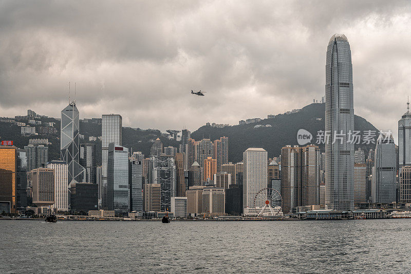 香港摩天大楼上空的直升机