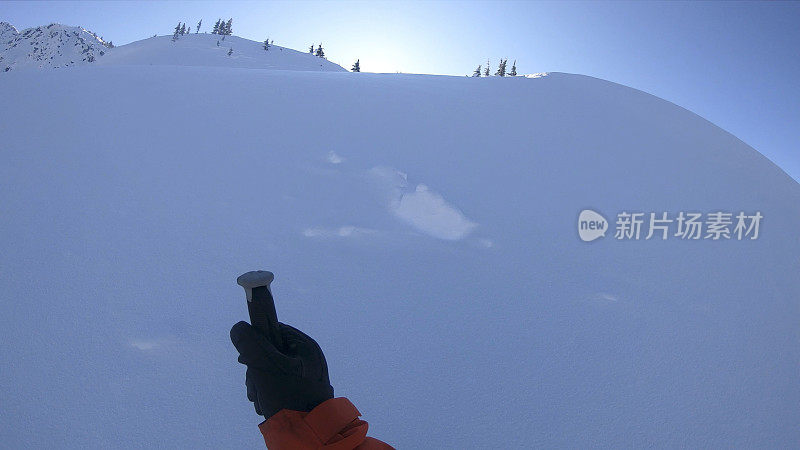 山地滑雪运动员攀登高山的第一人称视角