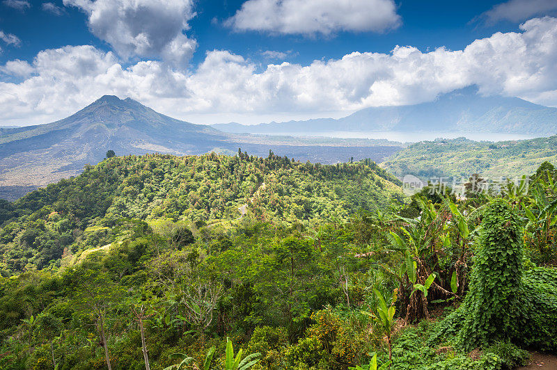 热带景观火山风景上午，巴图尔山，达瑙布延湖，巴厘岛，印度尼西亚