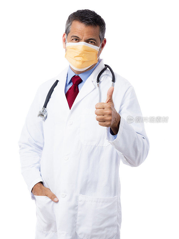 西班牙裔男医生穿着实验服，打着领带，戴着医用口罩，听诊器被隔离在白色背景下，给观众竖起大拇指