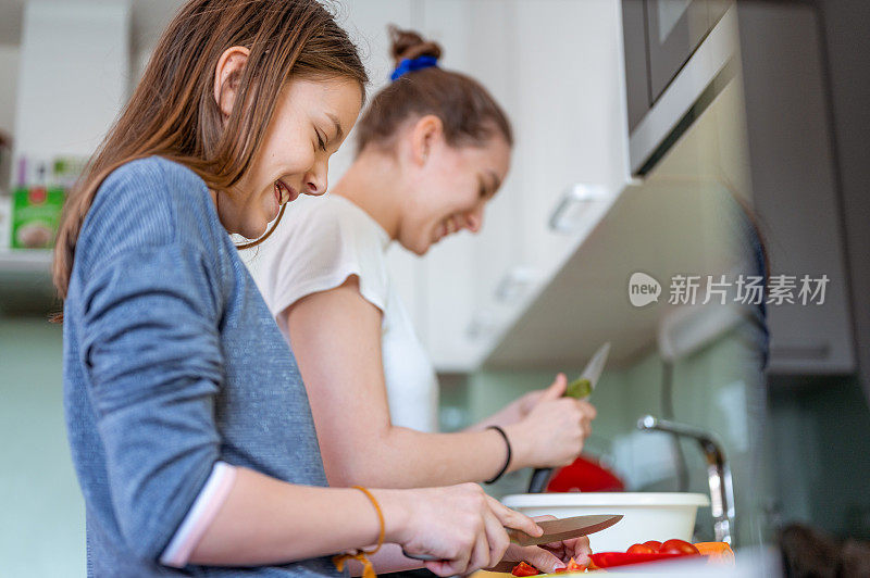 两个女孩在厨房里做饭