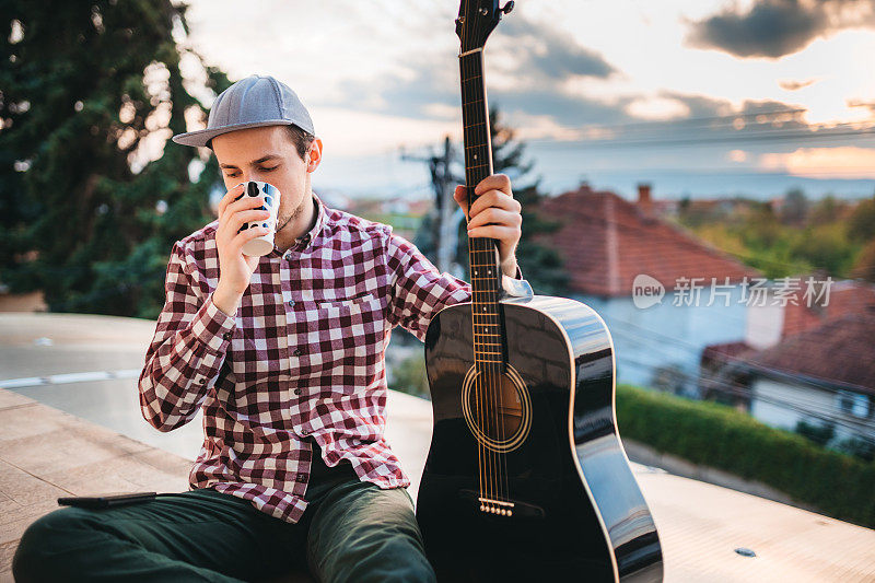 在咖啡休息时间弹吉他