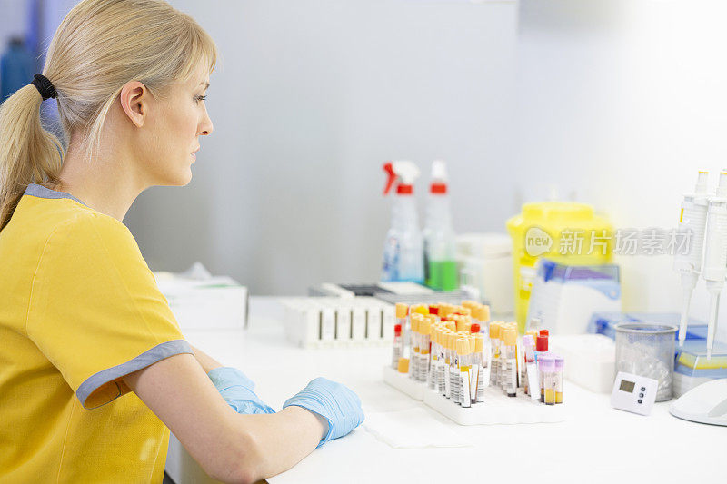 在医学实验室工作的女医生使用现代设备对医学样本进行检测。血液检测冠状病毒(COVID-19)、艾滋病、RNA病毒、DNA病毒。