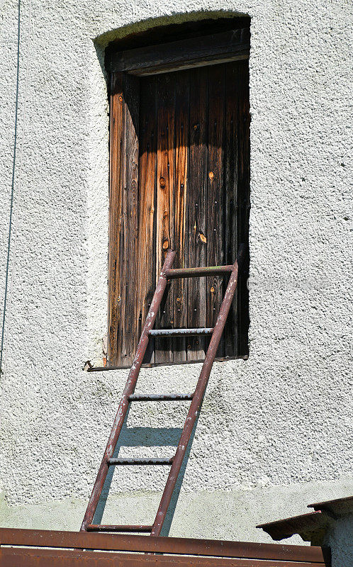阁楼的门和一根梯子