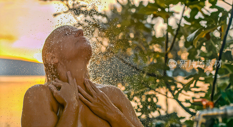 斯洛文尼亚布莱德湖，日出时一名妇女正在洗澡