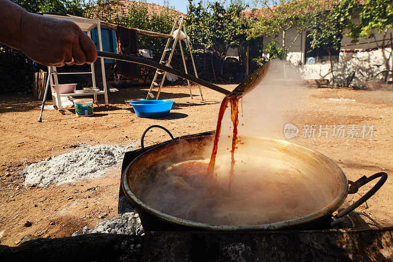 煮沸的葡萄汁混合在糖蜜生产中，以防止其溢出