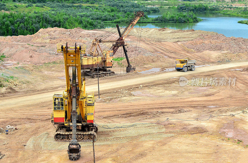 巨大的挖掘机与电铲在采石场工作。大型采矿卡车在石灰石露天开采中运输矿物。白俄罗斯，维捷布斯克地区最大的白云岩露天矿