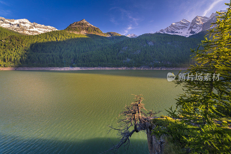 日落时分的Ceresole湖在阿尔卑斯风景-大天堂-意大利