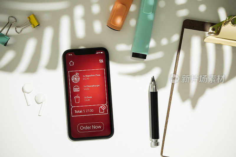 手机屏幕上的在线订餐app