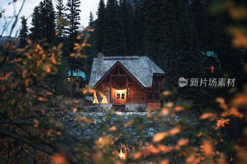Yoho国家公园翡翠湖上的秋叶照明木制小屋