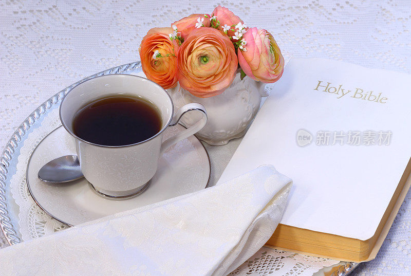 茶或咖啡托盘，花，圣经和餐巾