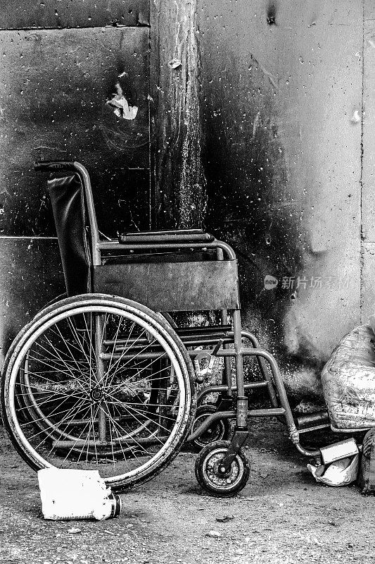 废弃街道上的古董轮椅