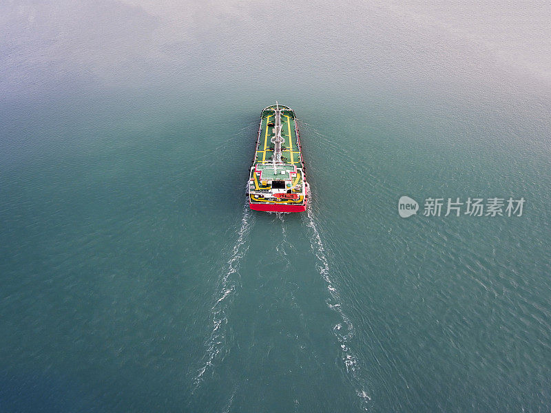 海上运输石油或天然气的油船鸟瞰图。