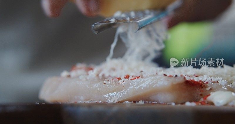 准备填充鸡胸肉卷配培根和芝士