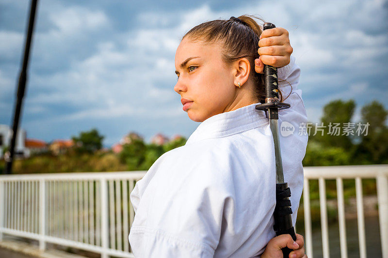 穿着和服和武士刀的年轻女子