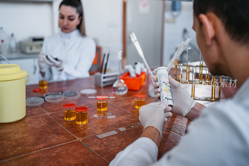 实验室工作人员在医学实验室检测尿液