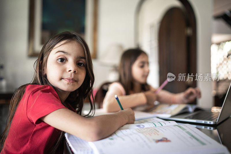 一个在家里学习的女孩的肖像