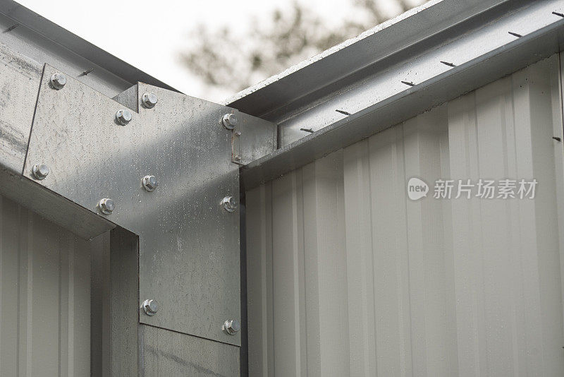 农业建筑中连接金属墙和屋顶框架构件的螺栓支架