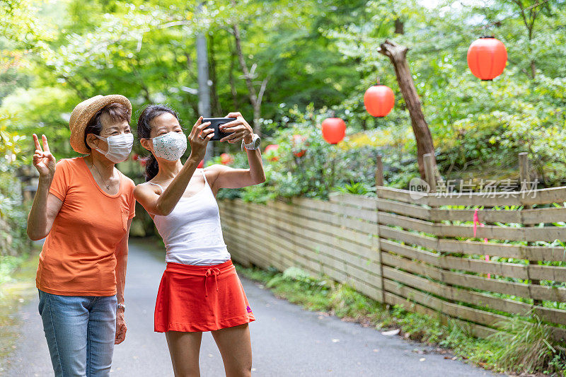 母女俩欣赏着日本的乡村风光