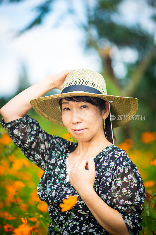 宇宙花田中的中年妇女