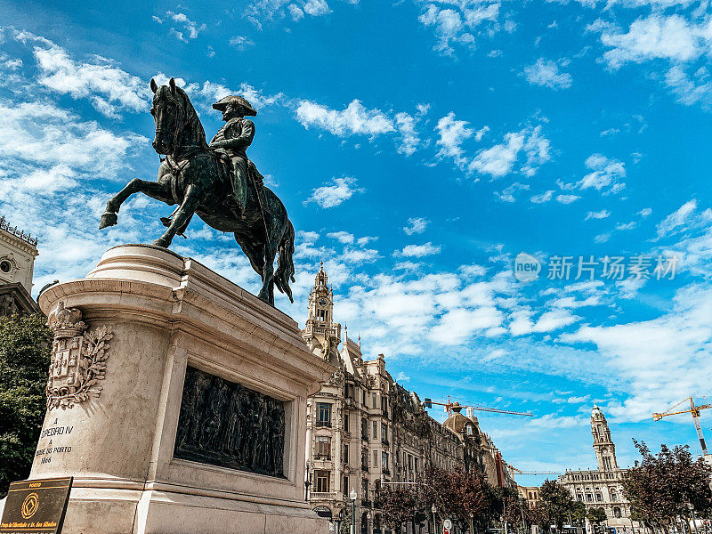 葡萄牙波尔图自由广场上的佩德罗四世骑马雕像